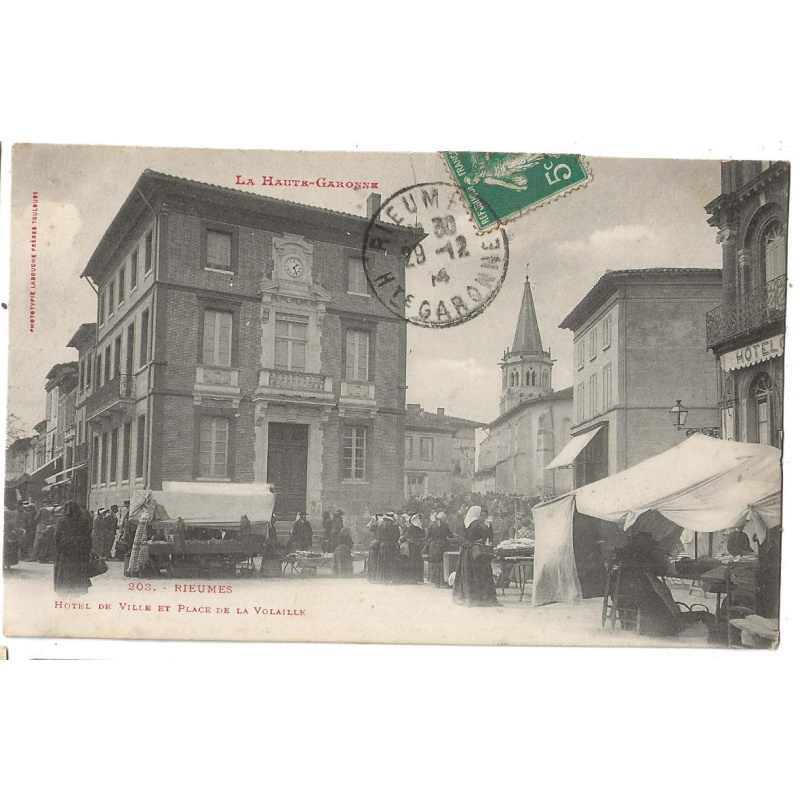 Rieumes hotel de ville et place de la volaille