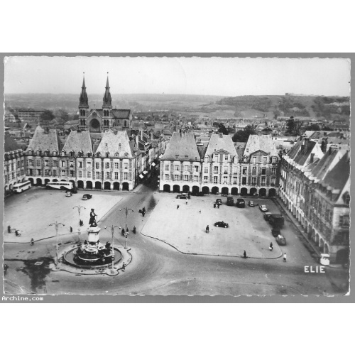 Carte postale CPSM - Charleville - Place Ducale - circulé le 19/7/1958